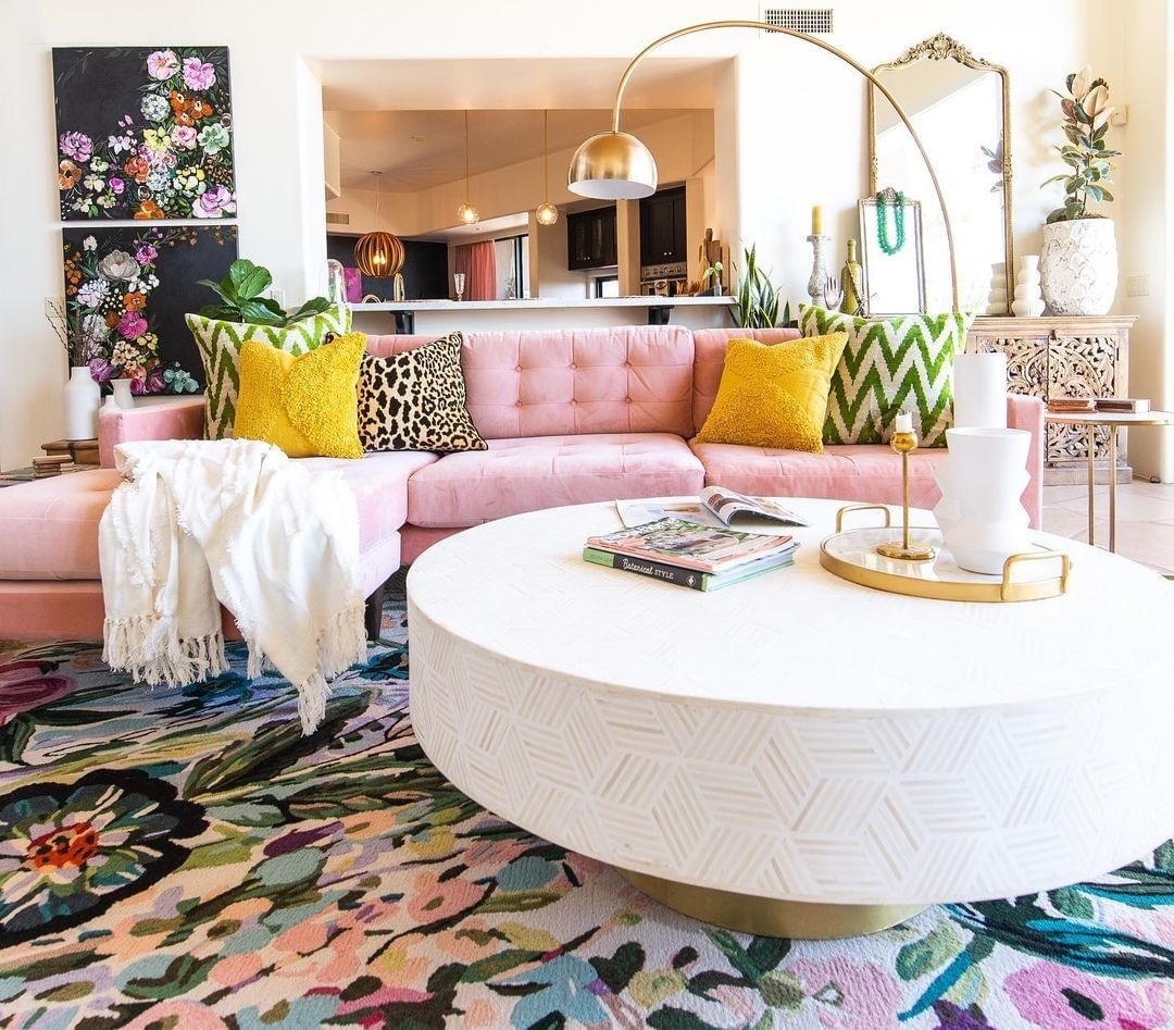Who wouldn't love a pink couch? ❤❤❤

---
Photo Credits: @barij 
---
#interiordesigner #hippiestyle #seekthesimplicity #hippie #decore #instaliving #livingroomstyle #sodomino #myhomevibe #interiores #hippiegirl #homestyle #urbanjunglebloggers