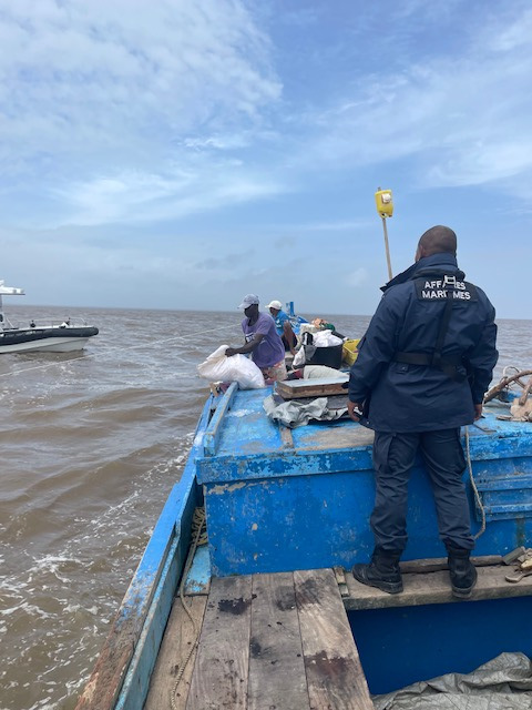 Prefet973's tweet photo. #LCPI | ⛵ 🎣 L'État continue sa lutte pour protéger les ressources naturelles guyanaises 💪 Au large d'Awala 2 navires ont été contrôlés par l'unité littorale des affaires maritimes #ULAM de la #DGTM. Bilan 👉 2,1 tonnes de poissons saisis. https://t.co/DAFDCauJAs