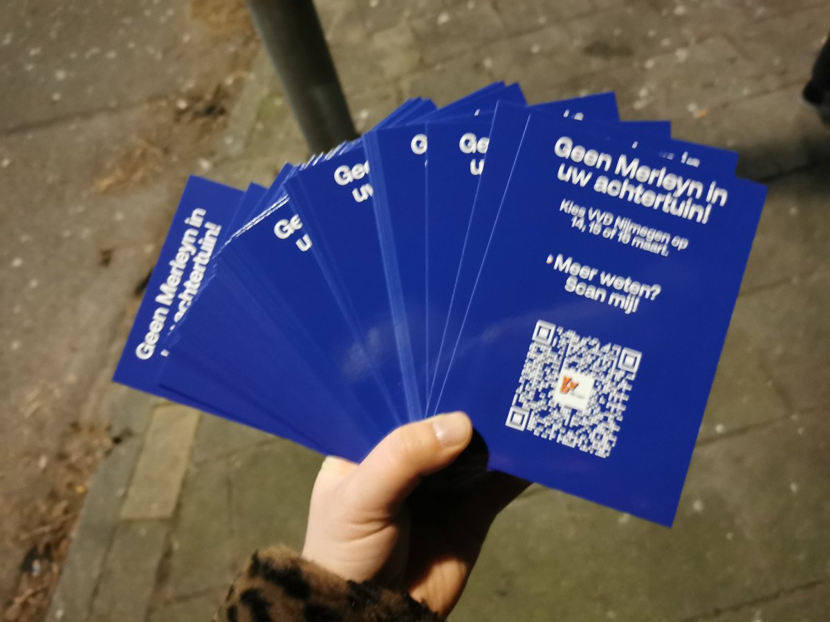 VVDNijmegen's tweet photo. Vanavond hebben we #flyers rondgebracht rond de beoogde nieuwe locatie van #Merleyn. Wat ons betreft is een pomphuisje geen poppodium! 💙🧡 Kies #VVD #Nijmegen, lees het artikel hier: https://t.co/ATjrdLfJzz https://t.co/UHL4v62NBC