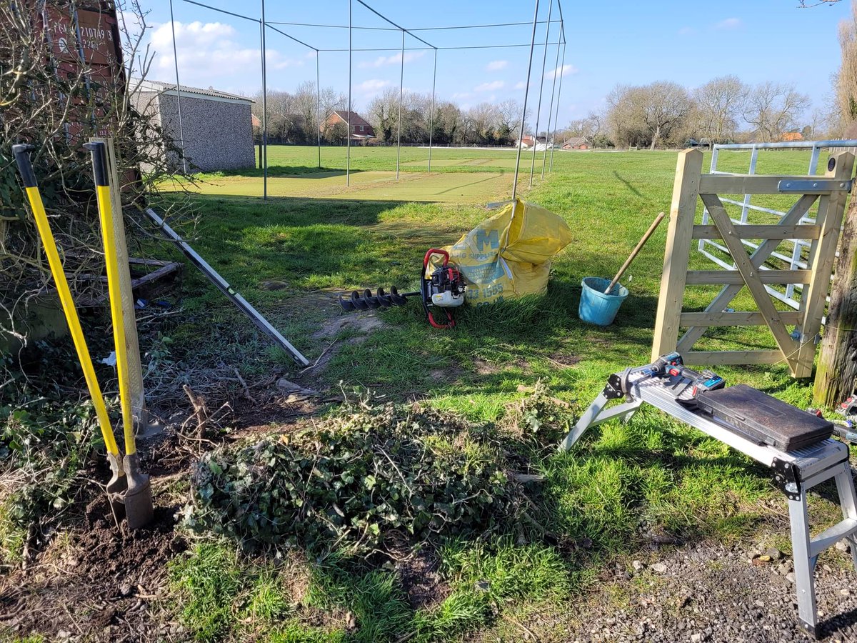 GrimoldbyCC's tweet photo. Phase 1 of facilities improvement nearly completed today. Scorebox &amp; new front fence with access gate. 

Phase 2 to include cladding of the pavilion, blinds &amp; lots of electrical work, to be carried out over the next few weeks. 

#upthereapers #communityclub #alwaysimproving https://t.co/jk2hbE7MBD