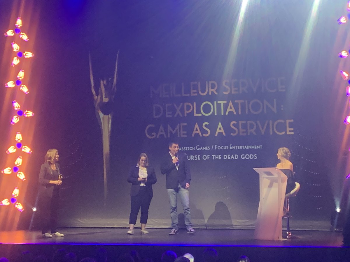 Notre présidente <a href="/JulieDjoule/">Julie Chalmette</a> sur scène pour remettre le prix du « Meilleur Service d’Exploitation » au vainqueur « Curse of the dead Gods » du studio <a href="/PasstechGames/">Passtech Games</a> / <a href="/Focus_entmt/">Focus Entertainment</a> #Pegases2022 <a href="/SNJV_fr/">SNJV</a> @Julv_SNJV