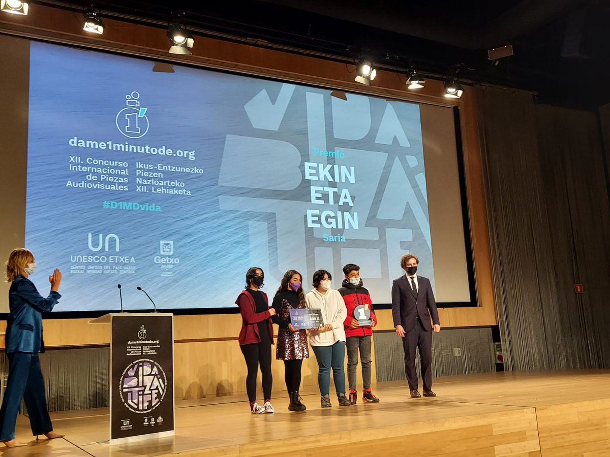 El grupo "Los 17" ha sido ganador de uno de los premios de la #unescoetxea en la 12 edición <a href="/dame1minutode/">Dame 1 minuto de</a>, eskerrik asko por reconocer el trabajo elaborado #Agenda2030 <a href="/kalezkaleVG/">Kalez Kale</a> <a href="/IRSEaraba/">IRSEARABA S. COOP.</a>