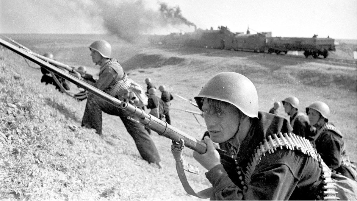 Личный состав и бронепоезд Азовской флотилии «За Родину». Газета «Красный флот» №183 (1134) от 06 августа 1942 года.