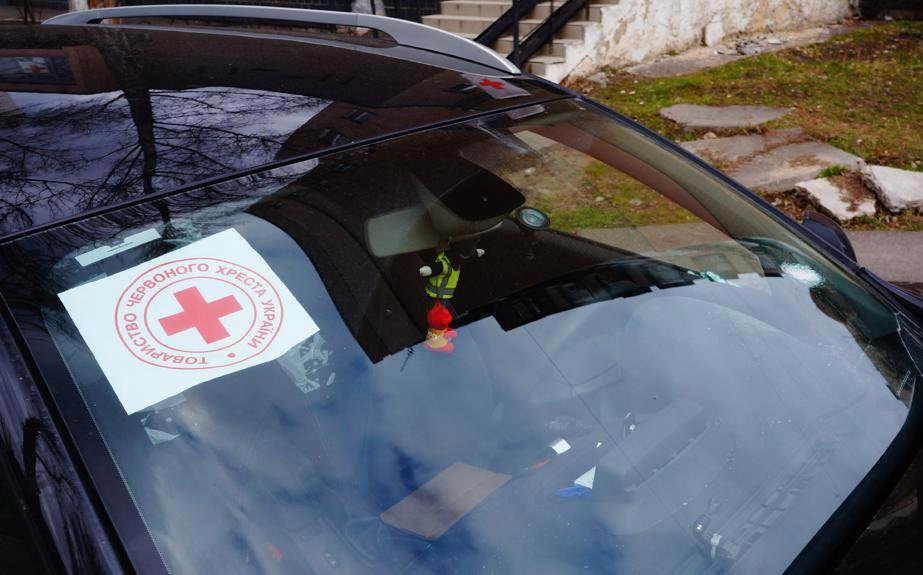 RedCrossUkraine's tweet photo. Attacks on employees and buildings of the International Movement of Red Cross and Red Crescent are a gross violation of international humanitarian law and are classified as a WAR CRIME!
 #ihl #respectihl #мгп #поважаймгп #redcrossukraine https://t.co/4uBryOsVeZ