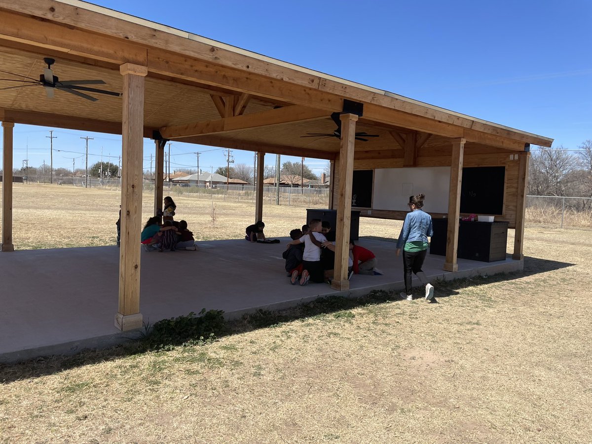 Innovative learning environment-Outdoor classroom ✔️Collaboration ✔️ HOT-what 2 shapes can you use to make a square?✔️ Lamar Lions are leading in learning! #lamarleads #ourpeoplemakeadifference @LamarLionsRoar @DrRyanLamarElem