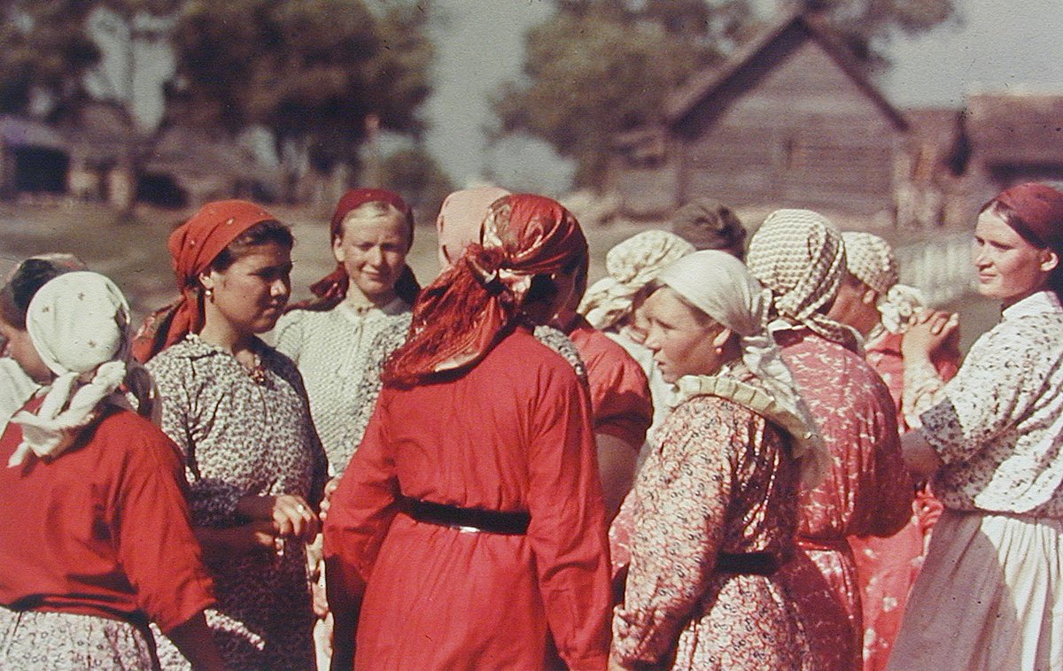 Советские крестьянки на день Святой Троицы в деревне Патерки (Paterki). Калужская область, 1942 год. Автор фото Асмус Реммер.