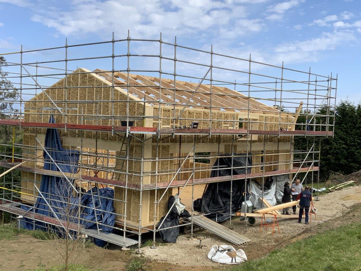 KalmaKeco's tweet photo. En la  #casapasiva de Cabueñes ya está todo listo para cerrar la cubierta y seguir con el cerramiento perimetral de esta @KalmaKeco a la carta. 
#casadepaja #Bioconstruccion #bioclimática #Asturias #Gijon #Kalmak #KalmakEco https://t.co/deG9a4lfsV