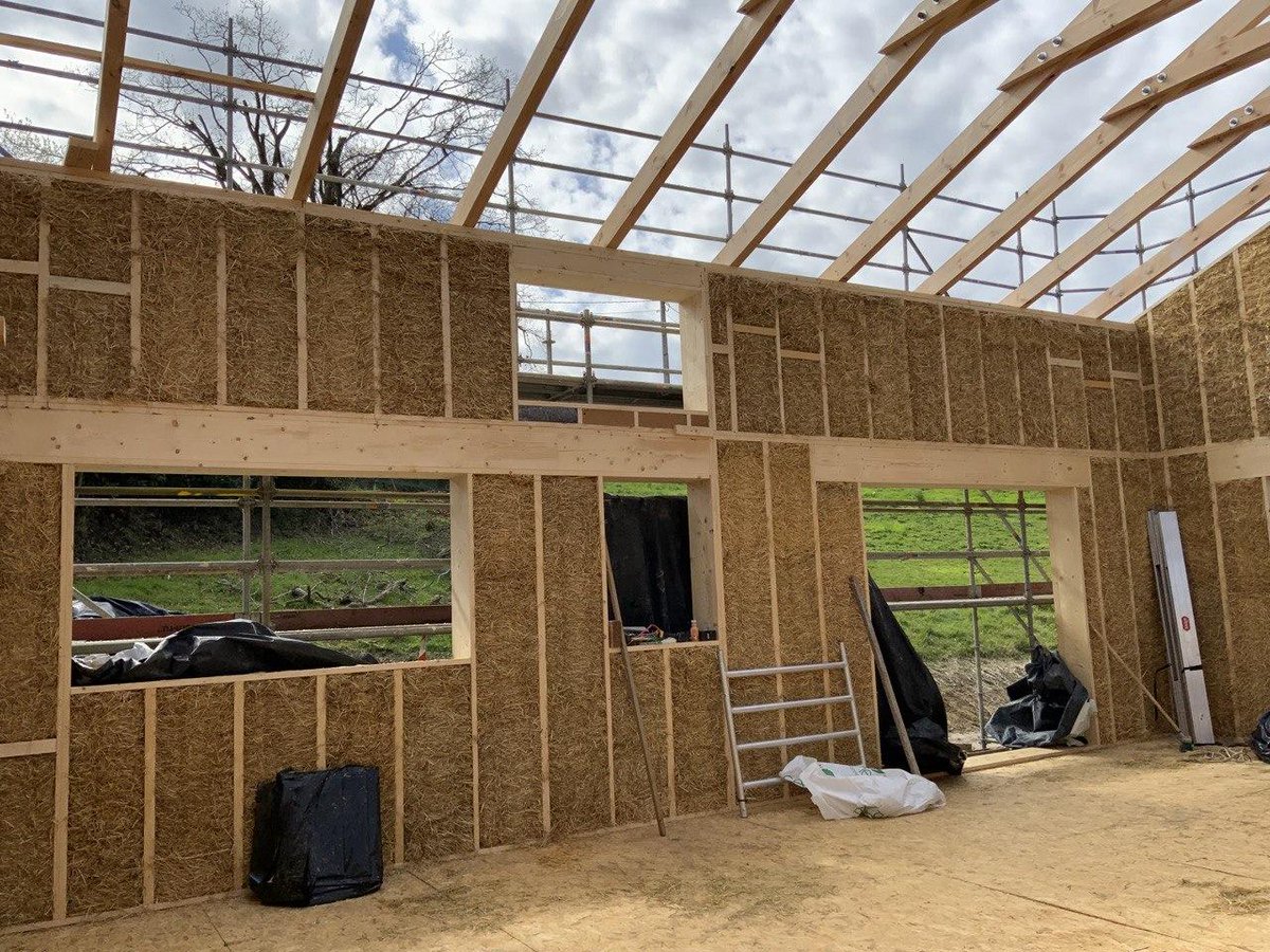 KalmaKeco's tweet photo. En la  #casapasiva de Cabueñes ya está todo listo para cerrar la cubierta y seguir con el cerramiento perimetral de esta @KalmaKeco a la carta. 
#casadepaja #Bioconstruccion #bioclimática #Asturias #Gijon #Kalmak #KalmakEco https://t.co/deG9a4lfsV
