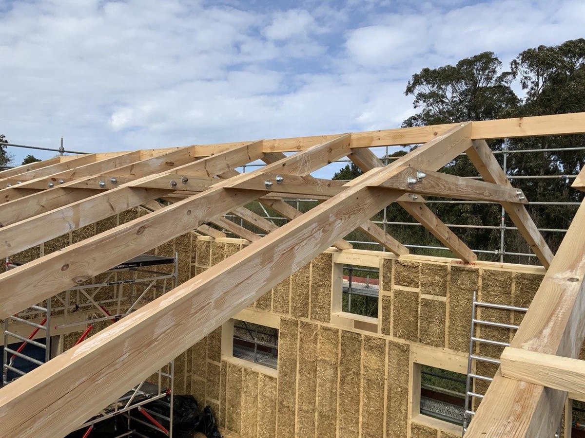 KalmaKeco's tweet photo. En la  #casapasiva de Cabueñes ya está todo listo para cerrar la cubierta y seguir con el cerramiento perimetral de esta @KalmaKeco a la carta. 
#casadepaja #Bioconstruccion #bioclimática #Asturias #Gijon #Kalmak #KalmakEco https://t.co/deG9a4lfsV