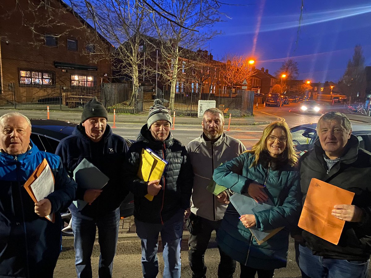 FallsFein's tweet photo. Team out tonight in the Grosvenor area getting people registered to vote! Great response on the doors with people up for change! Claim &amp; use your vote! Vote Sinn Féin 🇮🇪 @PatSheehanMLA @CllrBlack @belfastsinnfein @PaulMaskeyMP https://t.co/ll9cl5HIu8