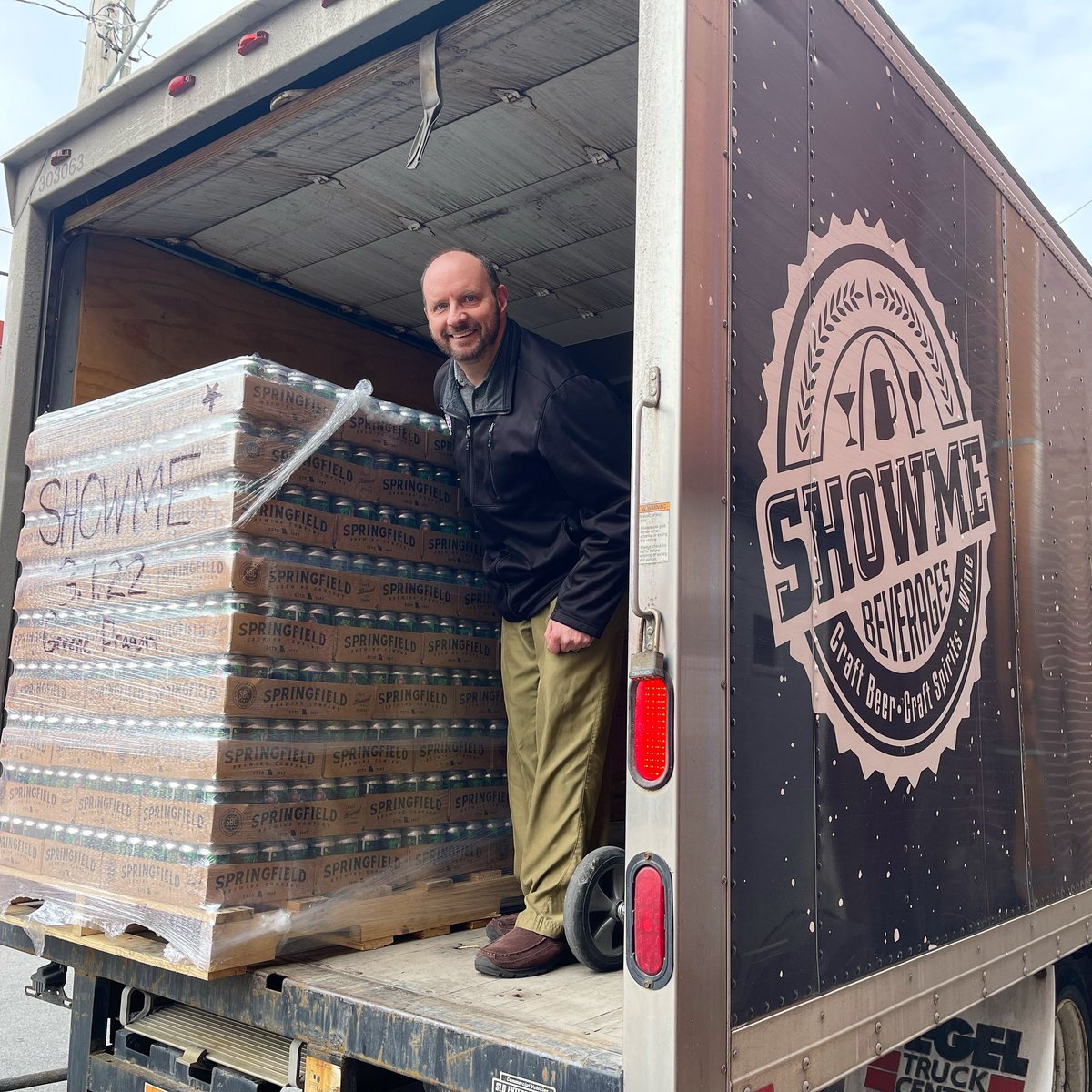 SpringfieldBrew's tweet photo. AND WE’RE OFF! 🍻 The first rounds of SBC award-winning craft beers are making their way up to St. Louis!  

#STL, be on the lookout for The Silver Linings in retailers and restaurants near you. 

Cheers!

#craftbeer #findthesilverlining https://t.co/5u6WSsFbcx