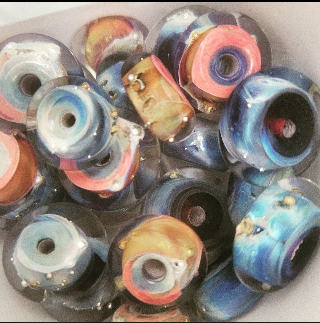 krixomatic's tweet photo. 🔥Bead Bath 🌊 #wip #bts #handcrafted #boro #borosilicate #glass #torchwork #tinyuniverses #tinynebulas #krixbeeblecreations https://t.co/zXYzNjOZNE