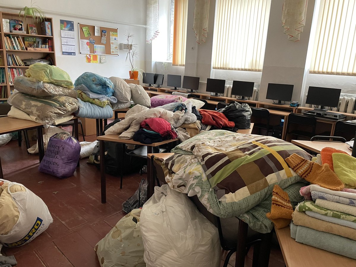 georgrestle's tweet image. Tag 2 in Lviv: „Vitaminsuppe“ und andere Energie-Nahrung für die ukrainische Armee - zubereitet in einem Priesterseminar. Flüchtlingsunterkünfte in Klassenzimmern. Und ein Vize-Gouverneur, der klarstellt, dass Lviv die Regierung im „schlimmsten Fall“ aufnimmt. #Ukraine️