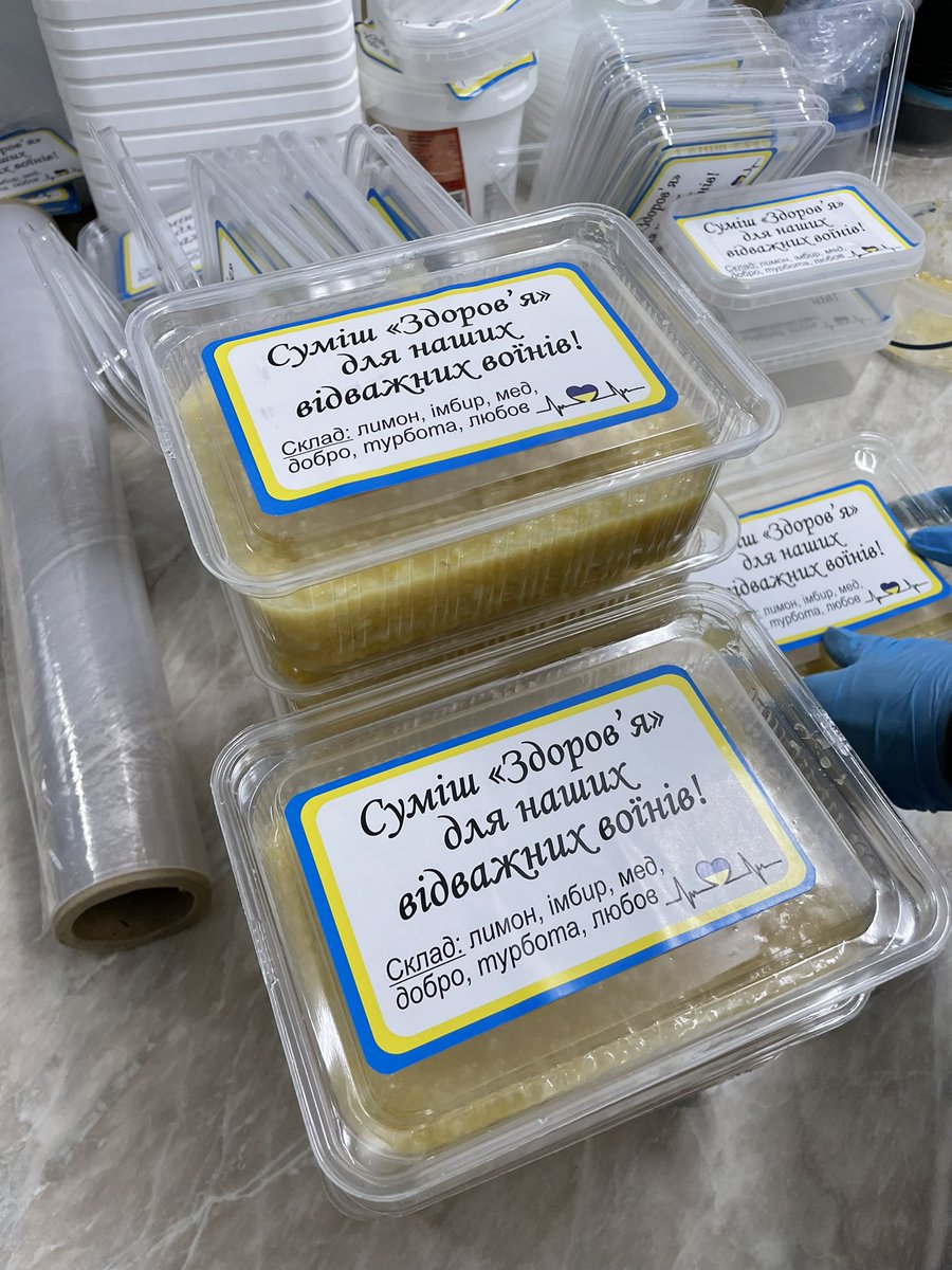 georgrestle's tweet image. Tag 2 in Lviv: „Vitaminsuppe“ und andere Energie-Nahrung für die ukrainische Armee - zubereitet in einem Priesterseminar. Flüchtlingsunterkünfte in Klassenzimmern. Und ein Vize-Gouverneur, der klarstellt, dass Lviv die Regierung im „schlimmsten Fall“ aufnimmt. #Ukraine️