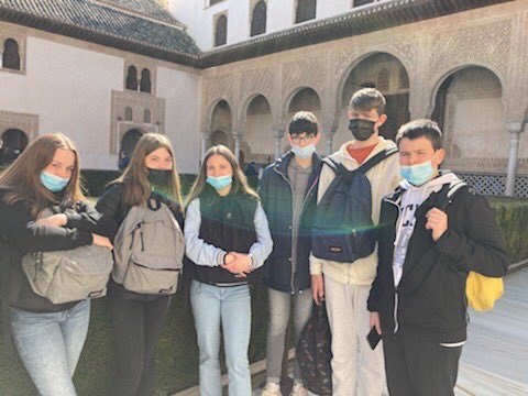 CollegeX2M's tweet photo. L’#alhambra sous un soleil radieux pour nos élèves #ErasmusPlus de #toul collège #croixdemetz. @agenceerasmus #Espana https://t.co/fn4SYMVzUU