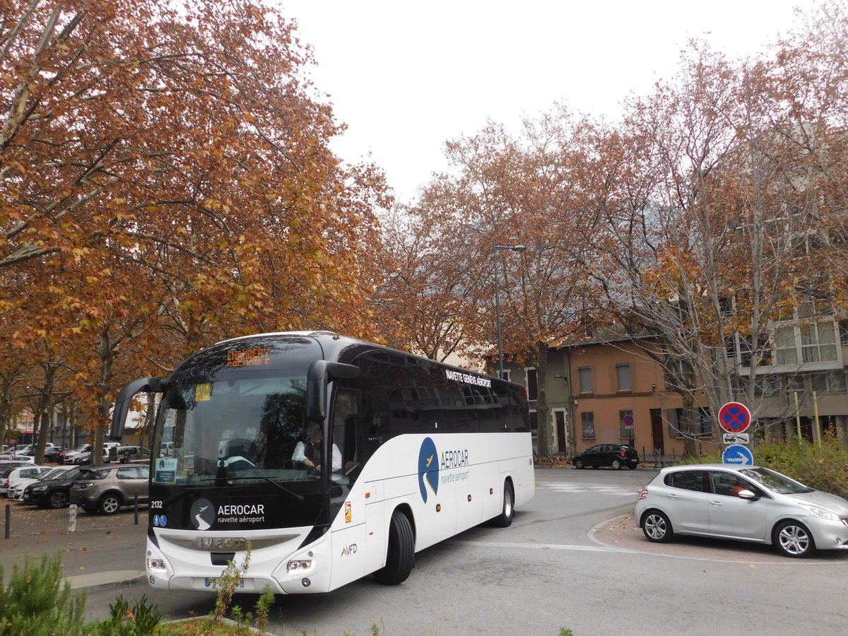 kevin_a38's tweet photo. 🚌 Entre Grenoble, Chambéry et l'aéroport de Genève la ligne Aerocar exploiter par VFD avec l'Iveco Magelys n°2132 arrive à la Gare routière de Grenoble #Grenoble #Chambery #Genève #ivecbus #magelys #aerocar #vfd_mobilites #vfd
Bon week-end 😉 https://t.co/UiDK0hghNM