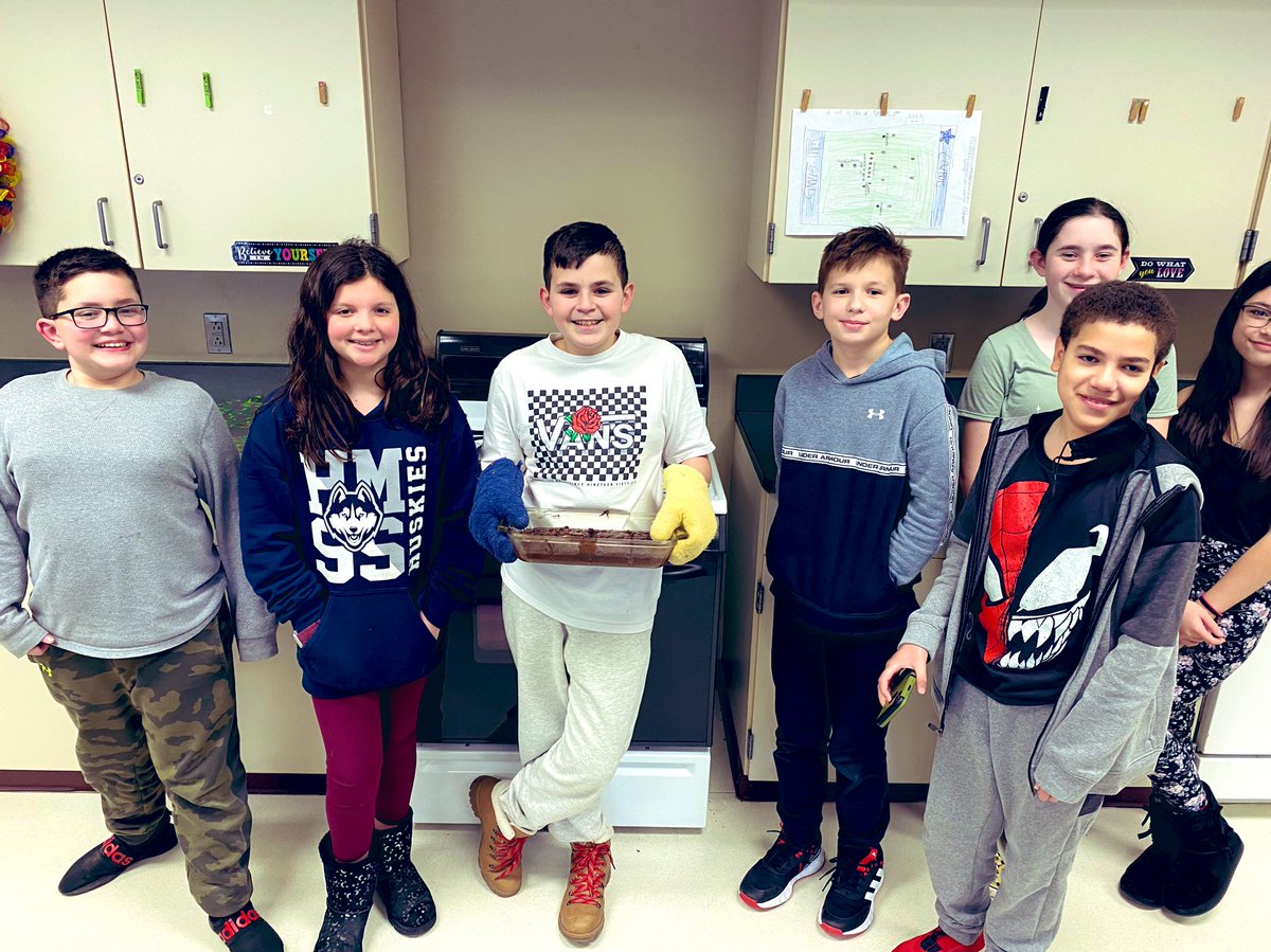 eboorNJ's tweet photo. Cooking students @HowellTwpMSS make brownies today! #lifeskills #cooking #chocolate #brownie #baking #AcademicChatter #edutwitter #Students   🍫 https://t.co/sFoQJUUil4