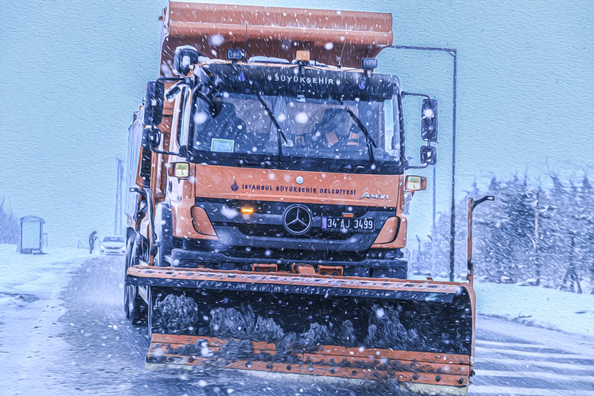 IbbYolYapim's tweet photo. ✔️#İstanbul'da etkisini gösteren kar yağışı ile Kışla Mücadele ekiplerimiz 7/24 sahada #16milyoniçin hizmet vermeye devam ediyor. ❄️👷‍♀️🛣️ @istanbulbld #karlamücadele #kışçalışmaları https://t.co/djdno3NgkG