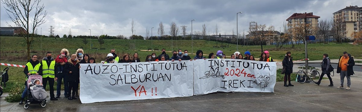 Errekabarri_IGE's tweet photo. Ikasturte honetan Salburua Institutua martxan egongo zela esan zuten... Eta gaur salatu dugu oraindik obrak hasi ere ez direla egin. 2024/25 ikasturtean bai ala bai auzoko umeak bertan egotea exijitzen dugu! @aintzirage https://t.co/otflCAfUrZ