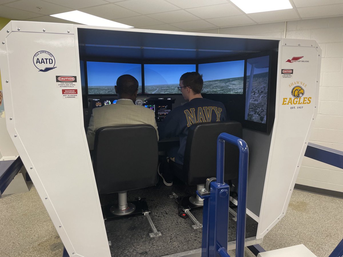 JCPSKY's tweet photo. These students are flying! Showcasing the new flight simulator for ⁦@ShawneeAcademy⁩ aviation program students. First and only simulator at a Kentucky school. Several of these students want to be pilots - this is where they learn! https://t.co/8gmSHgciOY