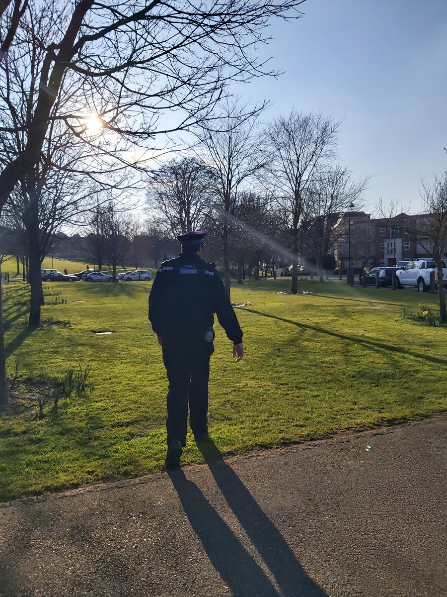 KentPoliceDart's tweet photo. PCSO Digby-Baker and PCSO Lewis are currently on foot patrol in Ingress Park, if you have any queries don't hesitate to stop them and ask. #KentPolice #StaySafe #LocalOfficer #PatrollingInTheSun TDB https://t.co/3FQpta1yqe