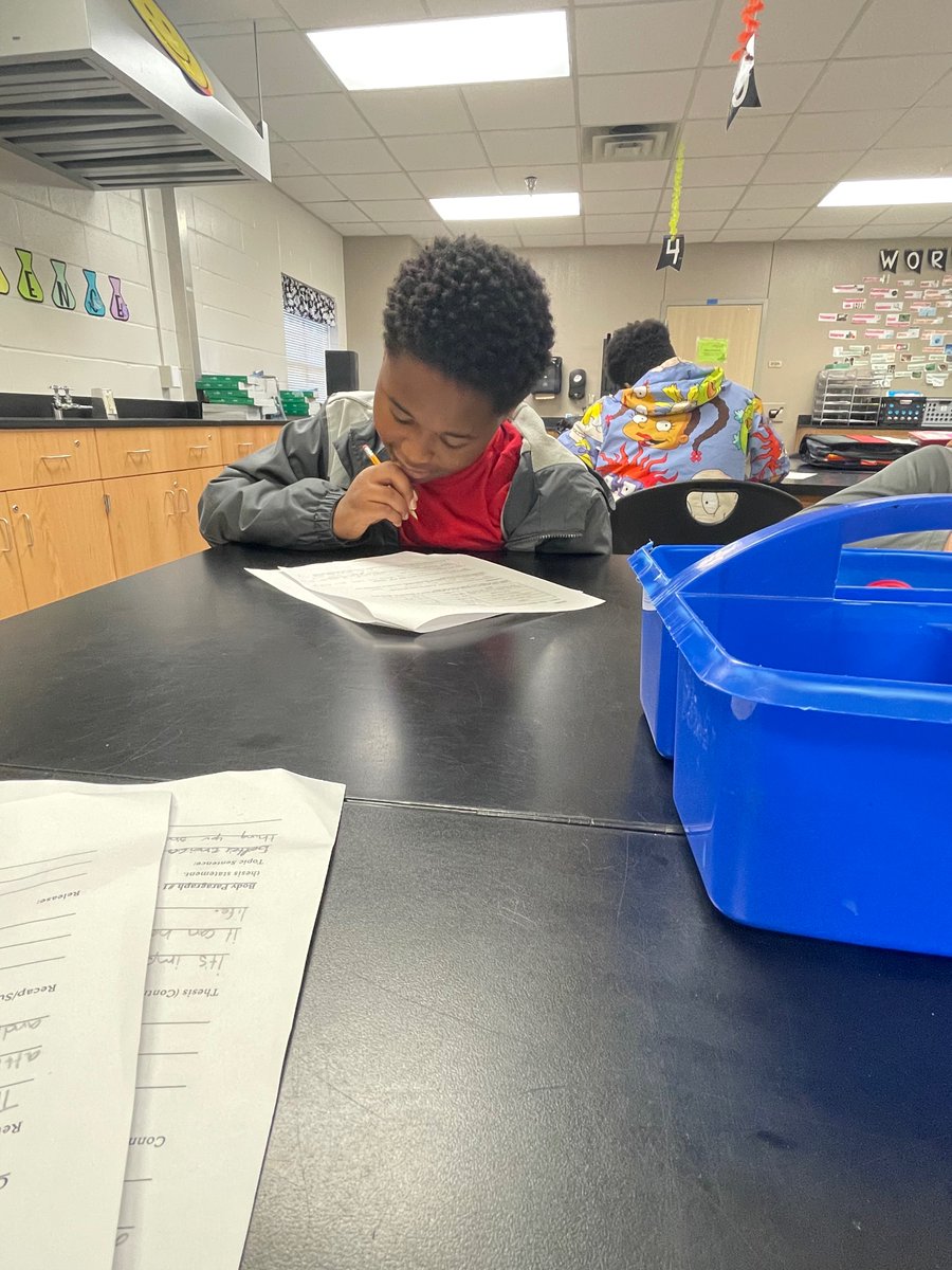 b_gwinner's tweet photo. @AMCMSBobcats in Mrs. Mulholland’s class participating in a #science lab over adaptations. https://t.co/JVpHnghy3b