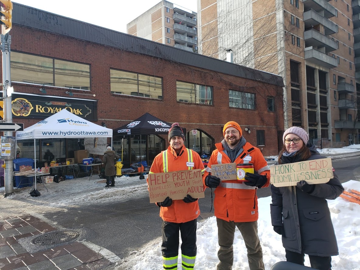 hydroottawa's tweet photo. Depuis de nombreuses années, @ochottawa braque sous les projecteurs l'expérience vécue par les jeunes sans-abri. Nous les remercions pour leur formidable travail de sensibilisation dans le cadre du défi 24 heures dans la rue/le défi 24 $ #och24 https://t.co/EBhnaHkL0J https://t.co/GdCf6YamZk