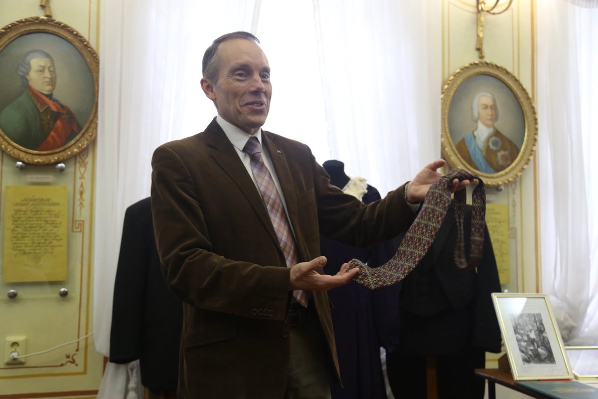 10 марта в фонды Оренбургского областного музея изобразительных искусств поступил новый экспонат! Музейная коллекция галстуков Заслуженных деятелей культуры пополнилась еще одним предметом. Гарри Яковлевич Бардин передал в музей свой галстук.