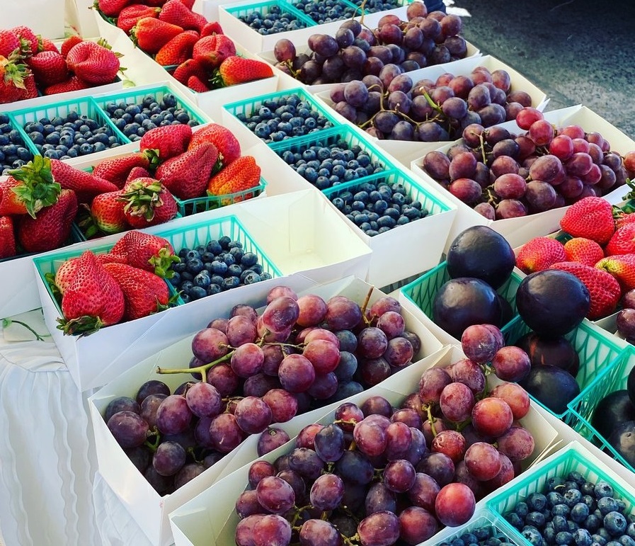 StLuciaApt's tweet photo. @StLuciaApt is located in the amazing city of #LasVegasNV! There's always something to do, such as the Bruce Trent Farmer's Market which has a variety of delicious #fruits! Visit them on Wednesdays from 2pm-6pm and click the link for more information! https://t.co/opk6nN6jnH https://t.co/TvTrtas75V