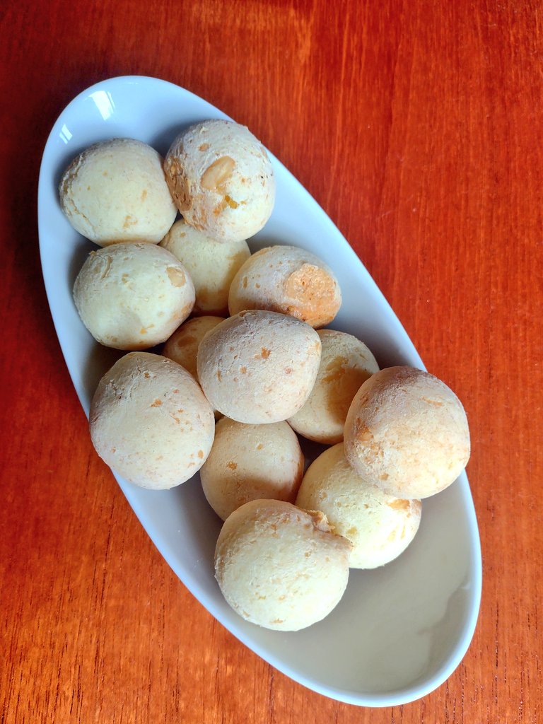 verdurando's tweet photo. PÃO DE QUEIJO DE BATATA

1 xíc de batata cozida
1 ovo
1 col sopa de iogurte
1 col sopa azeite
50g parmesão
1 ½ xíc de polvilho doce

Misture bem todos os ingredientes até atingir o ponto de pão de queijo (pode precisar de + polvilho). Ajuste o sal. Faça bolinhas e leve ao forno😋 https://t.co/aKaIETdgaU