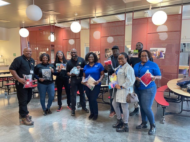 PeoplesGasCHI's tweet photo. Members of our African American Business Resource Group led a Winter Accessory Drive for @brkthru Community Center in the #EastGarfieldPark neighborhood. They donated and personally delivered warm hats, gloves and scarves for more than 100 children!
#AABRG
#BusinessResourceGroup https://t.co/sfHLY5J2Gd