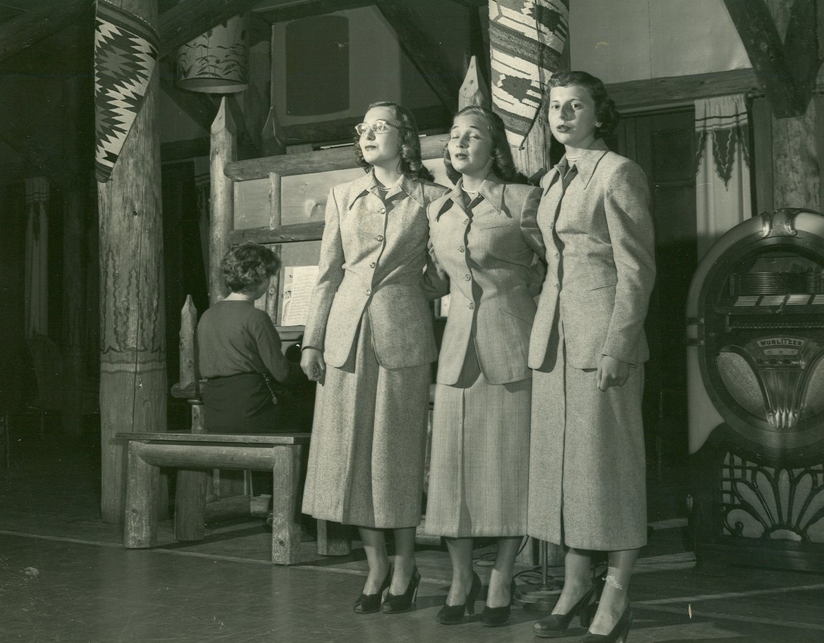 DiscoverRainier's tweet photo. Only a select few have had the privilege to perform in the grand lobby of the Paradise Inn. Do you have any memories of the Paradise Lobby and its musicians?
#throwbackthursday #ParadiseInn #livinghistory #music https://t.co/XZPKPruzH8