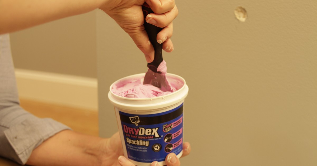 DAPproducts's tweet photo. Patching and spackling like a pro has never been easier - thanks to our Spackling 101 guide: https://t.co/EGMpjEU5Ae
#HowTo #DAPTips #spackling https://t.co/PPmyOmiYNE
