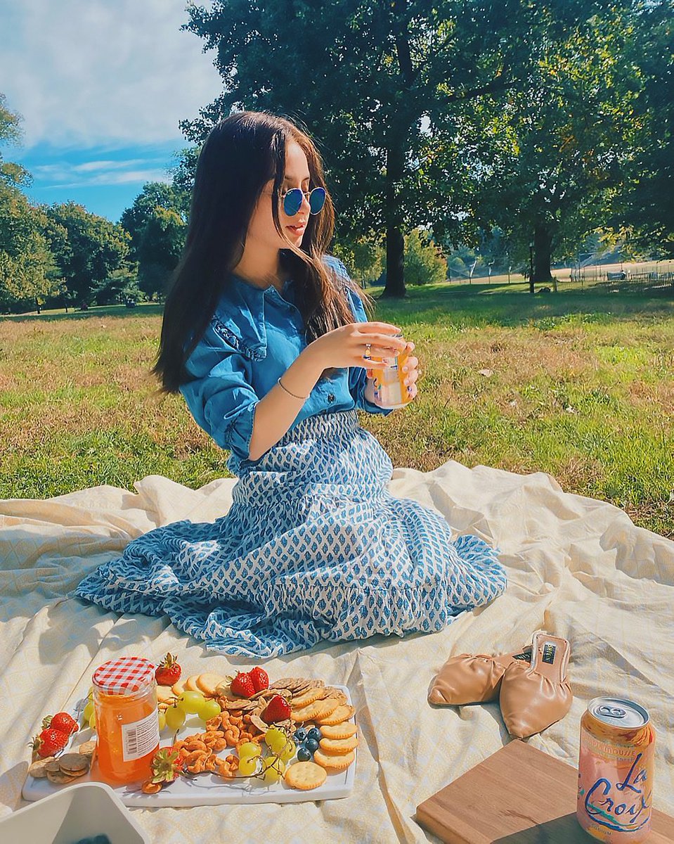 lacroixwater's tweet photo. What's a picnic without LaCroix? 😋💙💫
(📸: @fashionbydevo) https://t.co/wnlC5aDsJq