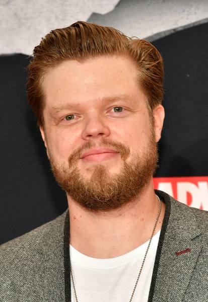 alvarowtf's tweet photo. #CharlesMurphy confirma que #MarvelStudios ha decidido empezar las grabaciones de #Daredevil a finales de año. Eso sí, con todo el elenco original.
- #CharlieCox - #Daredevil 
- #EldenHenson - Foggy Nelson
- #DeborahAnnWoll - Karen Page
- #VincentDOnofrio - #Kingpin
#DisneyPlus https://t.co/RF8vGo4eSP