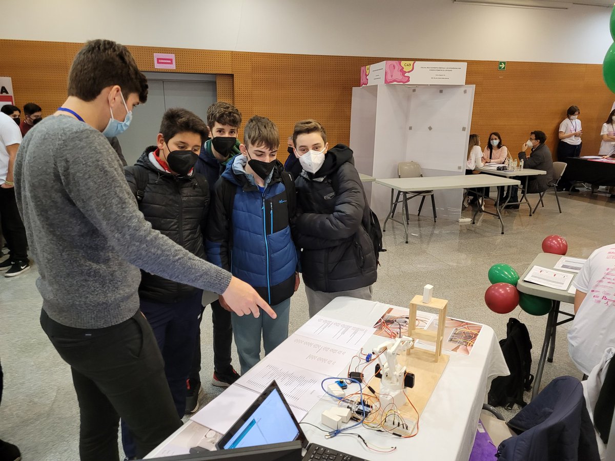 ies_carrasco's tweet photo. El Nil Soto, de 2n batxillerat CT, està presentant el seu TR sobre robòtica a Exporecerca de @magmarecerca al campus de @lasallebonanova. El nivell dels TRs presentats aquest any és espectacular. https://t.co/acko2ulMzp