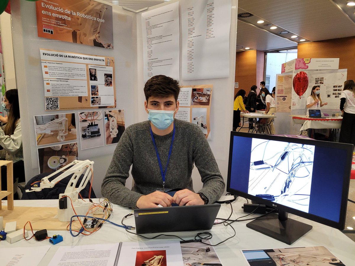 ies_carrasco's tweet photo. El Nil Soto, de 2n batxillerat CT, està presentant el seu TR sobre robòtica a Exporecerca de @magmarecerca al campus de @lasallebonanova. El nivell dels TRs presentats aquest any és espectacular. https://t.co/acko2ulMzp