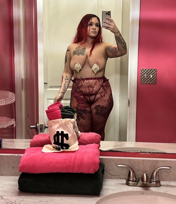 Music video vibes 💰 https://t.co/vqfbBzrqrx<a href="/tag/santana4inked"class="tags"><span>#santana4inked</span></a>