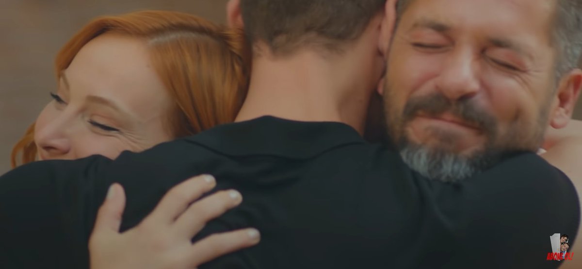 Arassck's tweet photo. -Abbiamo iniziato con tre sedie,ricordi?
-Come posso dimenticarlo?
-Così abbiamo pensato che potremmo ricominciare con tre sedie,come ai vecchi tempi,ma senza ambizioni,solo per noi e i nostri cari,che ne dici Serkan?Sei d'accordo?

PIANGO TUTTE LE MIE LACRIME 😭
#LoveIsInTheAir https://t.co/unV3mXpQXH