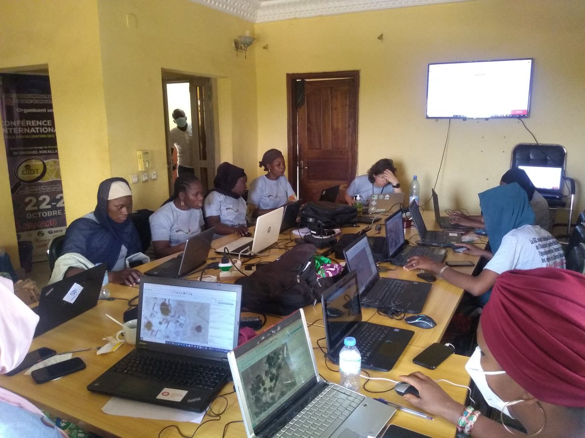 Honorable_Nath's tweet photo. Retour en images sur les sessions #OpenStreetMap &amp; #SIG organisées à l'endroit des femmes dans le cadre des festivités du #InternationalWomensDay2022
Merci bcp 🙏 à la #GIZ🇩🇪 pour les soutiens &amp; vivement un partenariat fructueux pour le #WomenEmpowerment💪
#SheMapsAndGIS #team223 https://t.co/q4x1UVL2dw