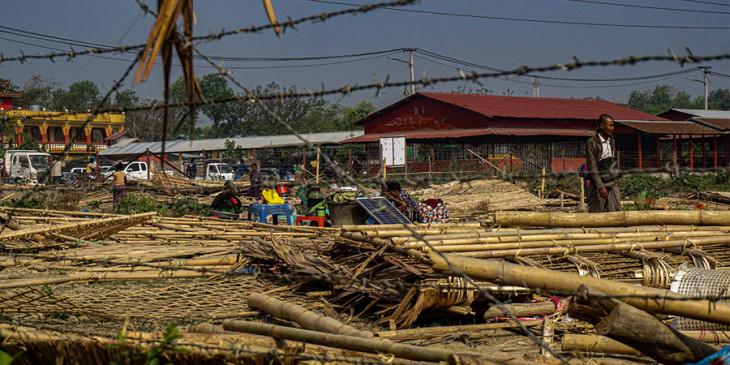 DVB_English's tweet photo. RAKHINE —Around 800 residents from over 200 homes in Sittwe’s Argyaittawkone cemetery compound were this morning forcibly evicted by troops. The settlements had been established over two years ago, and had hosted economic migrants from northern Rakhine, local sources said. /1 https://t.co/MxplWCF3y5