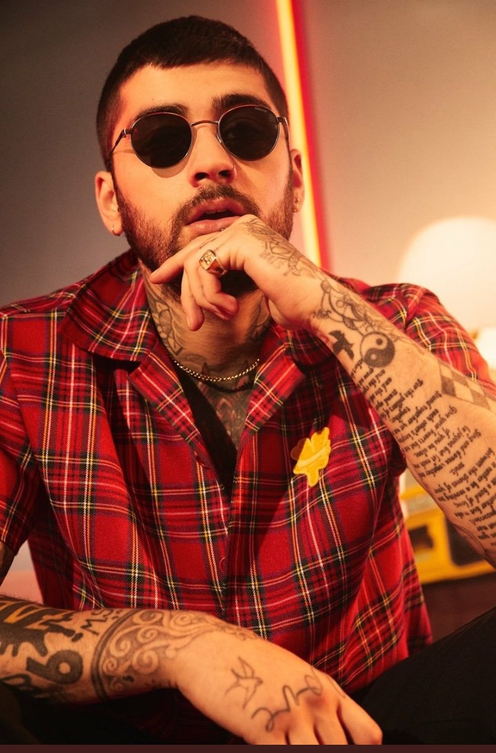 cropped eu não sei, mas bota um homem desse na minha vida para ver se eu não reajo rapidinho