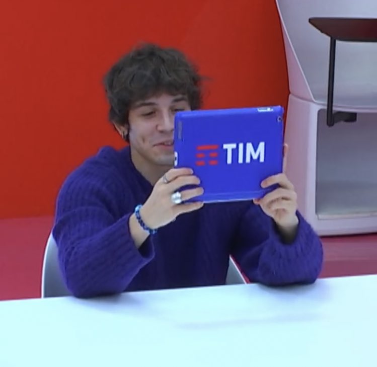 thepr0phecy__'s tweet photo. “un prossimo step sicuramente è optare a far uscire un album, un giorno riuscire magari ad andare a Sanremo”

NON MI SENTO BENE, GUARDATE COME L’ANNO PROSSIMO CI TROVIAMO ALEX SUL PALCO DI SANREMO
 #Amici21 https://t.co/rlJIH94YFW