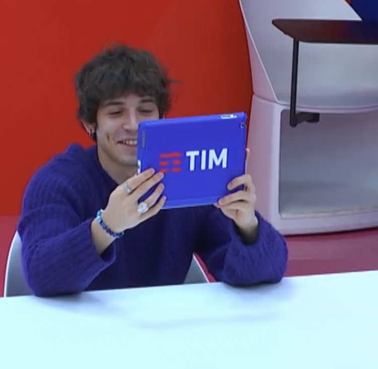 thepr0phecy__'s tweet photo. “un prossimo step sicuramente è optare a far uscire un album, un giorno riuscire magari ad andare a Sanremo”

NON MI SENTO BENE, GUARDATE COME L’ANNO PROSSIMO CI TROVIAMO ALEX SUL PALCO DI SANREMO
 #Amici21 https://t.co/rlJIH94YFW