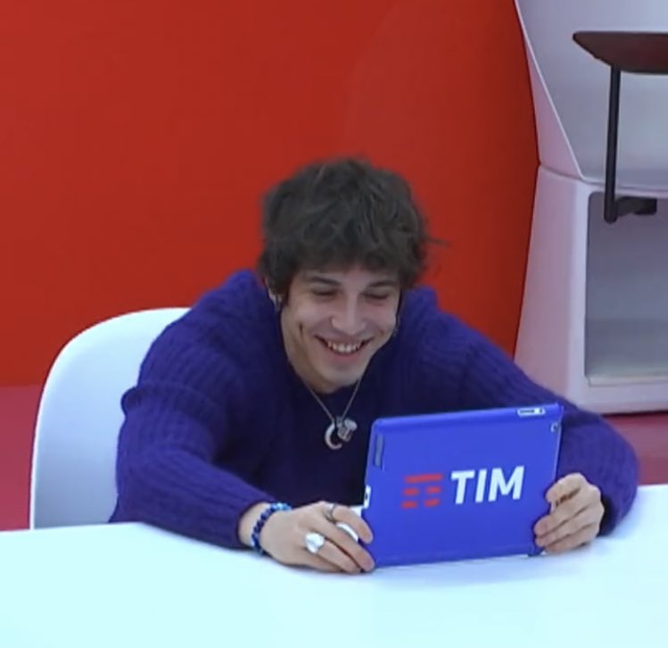 thepr0phecy__'s tweet photo. “un prossimo step sicuramente è optare a far uscire un album, un giorno riuscire magari ad andare a Sanremo”

NON MI SENTO BENE, GUARDATE COME L’ANNO PROSSIMO CI TROVIAMO ALEX SUL PALCO DI SANREMO
 #Amici21 https://t.co/rlJIH94YFW