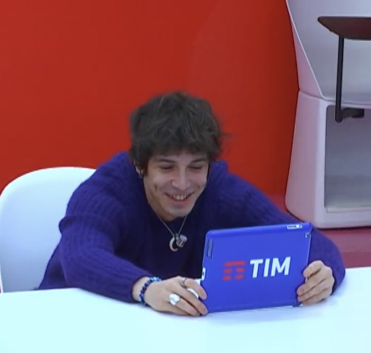 thepr0phecy__'s tweet photo. “un prossimo step sicuramente è optare a far uscire un album, un giorno riuscire magari ad andare a Sanremo”

NON MI SENTO BENE, GUARDATE COME L’ANNO PROSSIMO CI TROVIAMO ALEX SUL PALCO DI SANREMO
 #Amici21 https://t.co/rlJIH94YFW