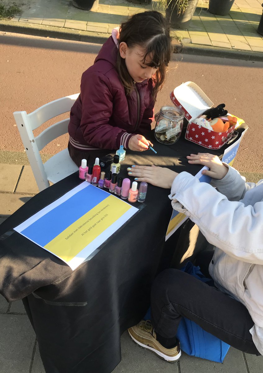 myrtezonderh's tweet image. Zo ontroerend: op tramhalte Weesperplein zit een jong meisje in haar eentje nagels te lakken om geld op te halen voor Oekraïne 💙💛 Ik zit nu met gele nagels op mijn tram te wachten 🥰