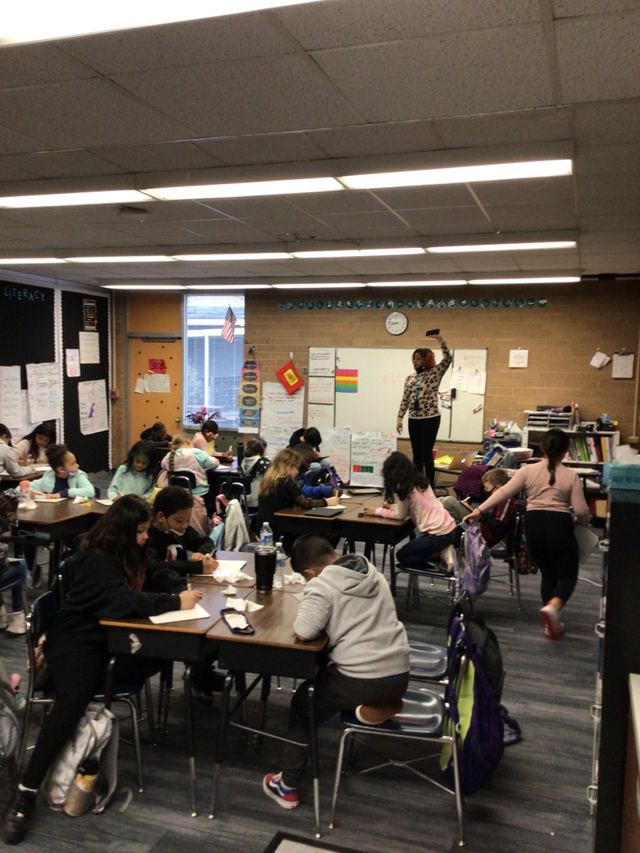 knollwoodelem's tweet photo. 3rd graders in Mrs. Miller and Mrs. Bowles classes are working on becoming Fraction Experts!! #RSSExtraordinary #FractionsInAction #fractions https://t.co/vjnxo4zC8v