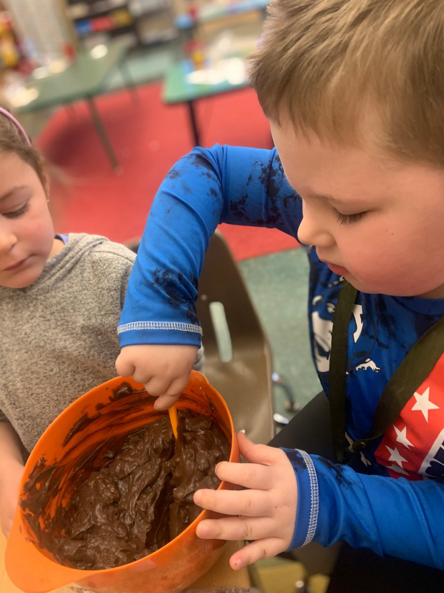 AtownDioceseEDU's tweet photo. Our #saintsandscholars COLLABORATE! Working together at all ages teaches social skills, teamwork, and conflict resolution and also increases comprehension and engagement. Grateful to have peer partners in learning in our schools! #safepresentgrowing https://t.co/CWvIJPw1fA