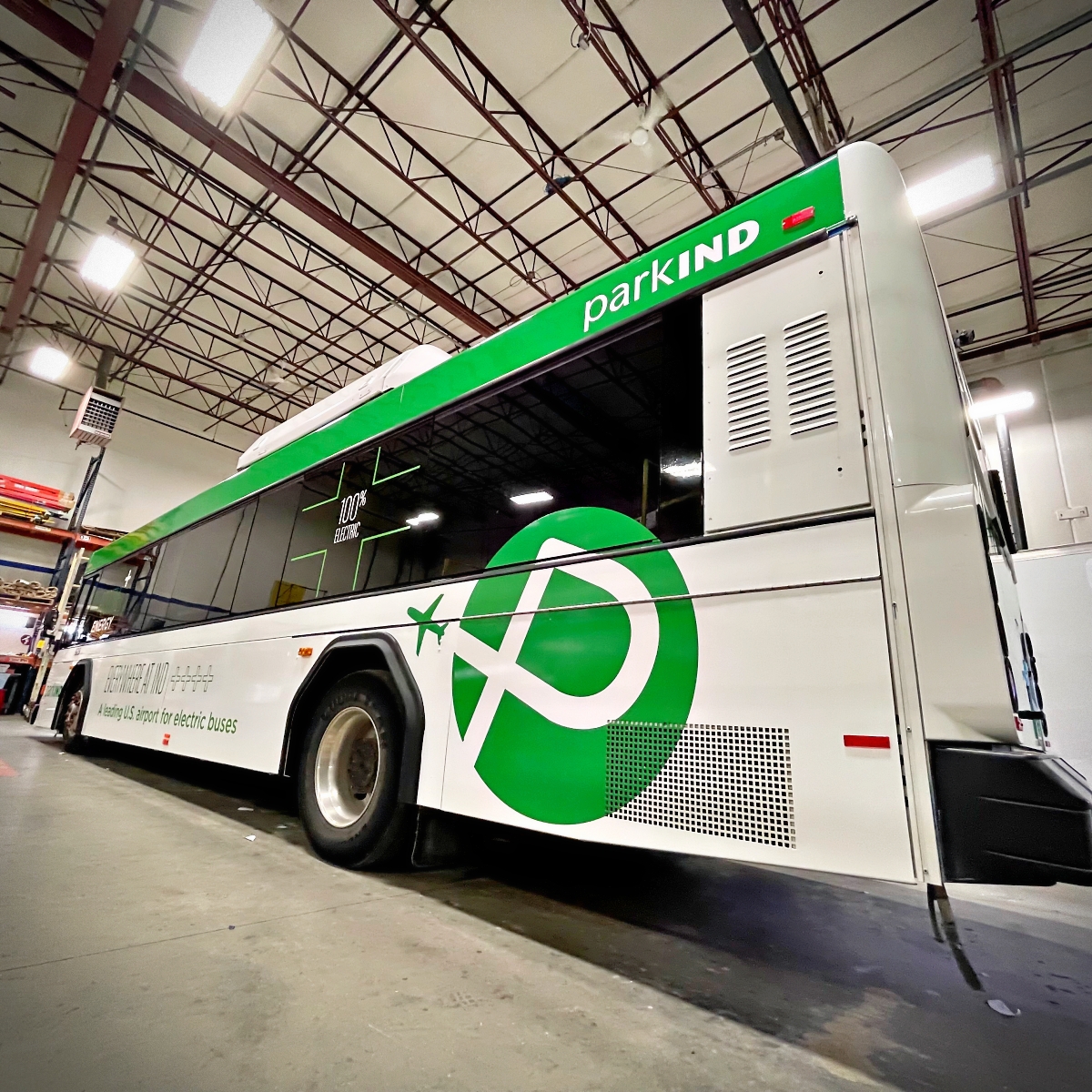 tkographix's tweet image. Feeling Positive Energy today thanks to Indianapolis Airport Authority bus decals. 
Thank you for choosing us for your fleet graphics. 
Indianapolis Airport 
#fleetgraphics #vehiclegraphics #busgraphics
